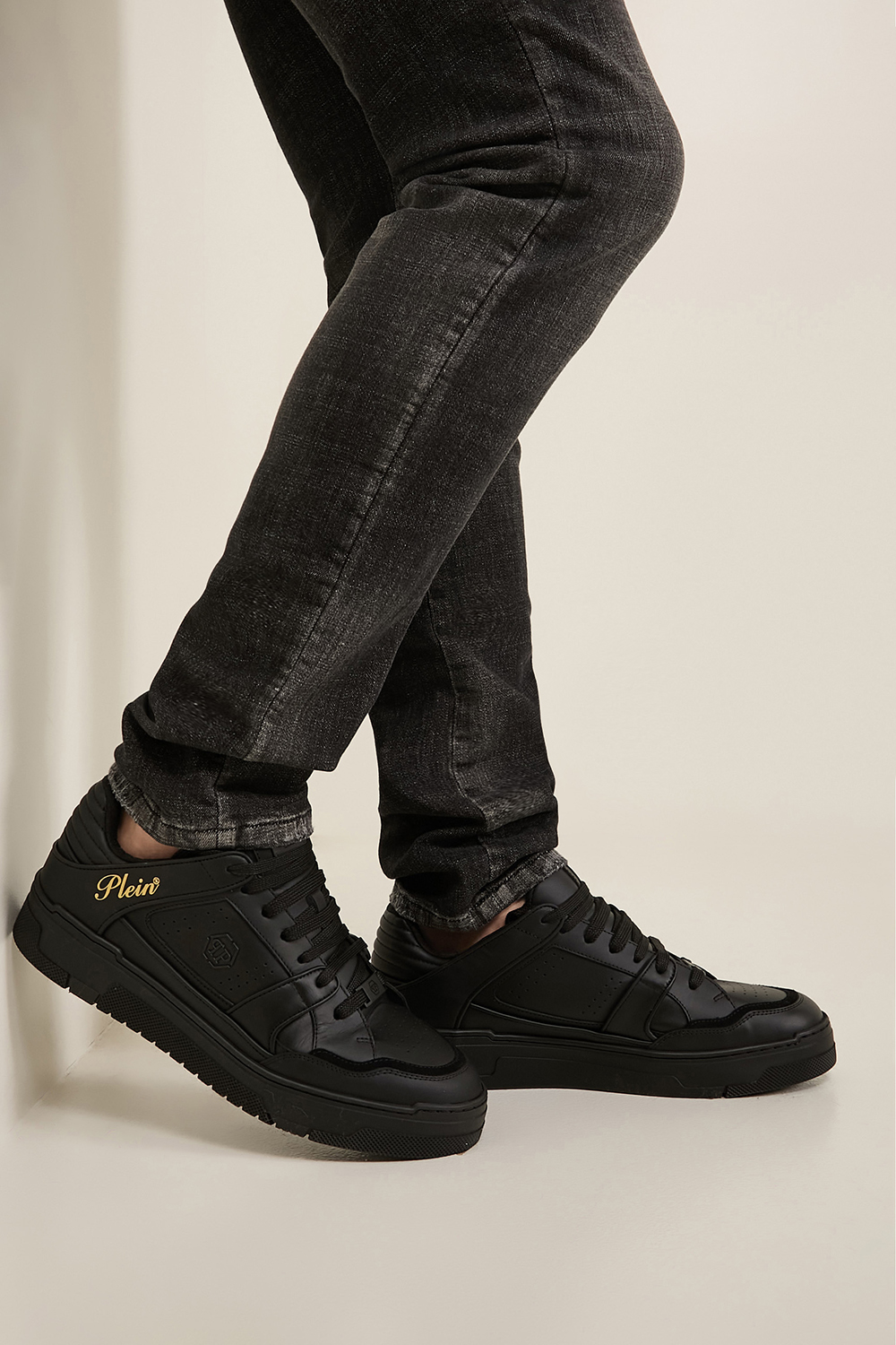 תמונת כל הלוק של נעלי סניקרס